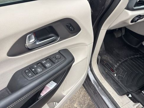Used 2023 Chrysler Pacifica Touring-L image 6