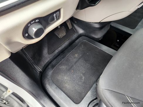 Used 2020 Chrysler Voyager L image 27