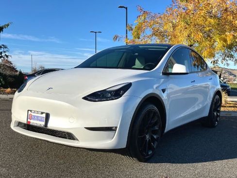 Used 2022 Tesla Model Y Long Range image 53