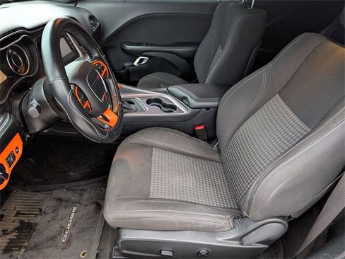 Used 2015 Dodge Challenger SXT image 10