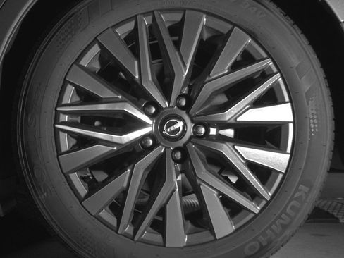 Used 2025 Nissan Altima 2.5 SV FWD image 14