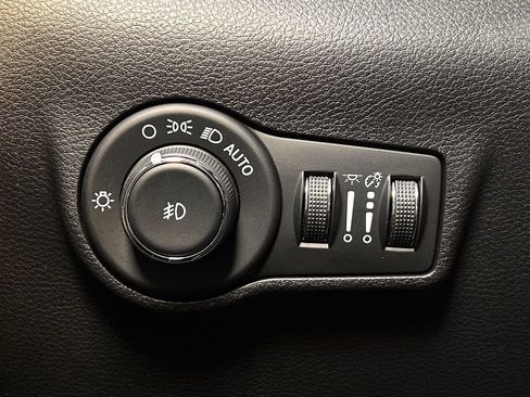 Used 2025 Jeep Compass Latitude image 27