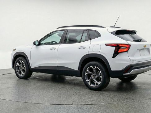 Used 2025 Chevrolet Trax LT FWD image 6