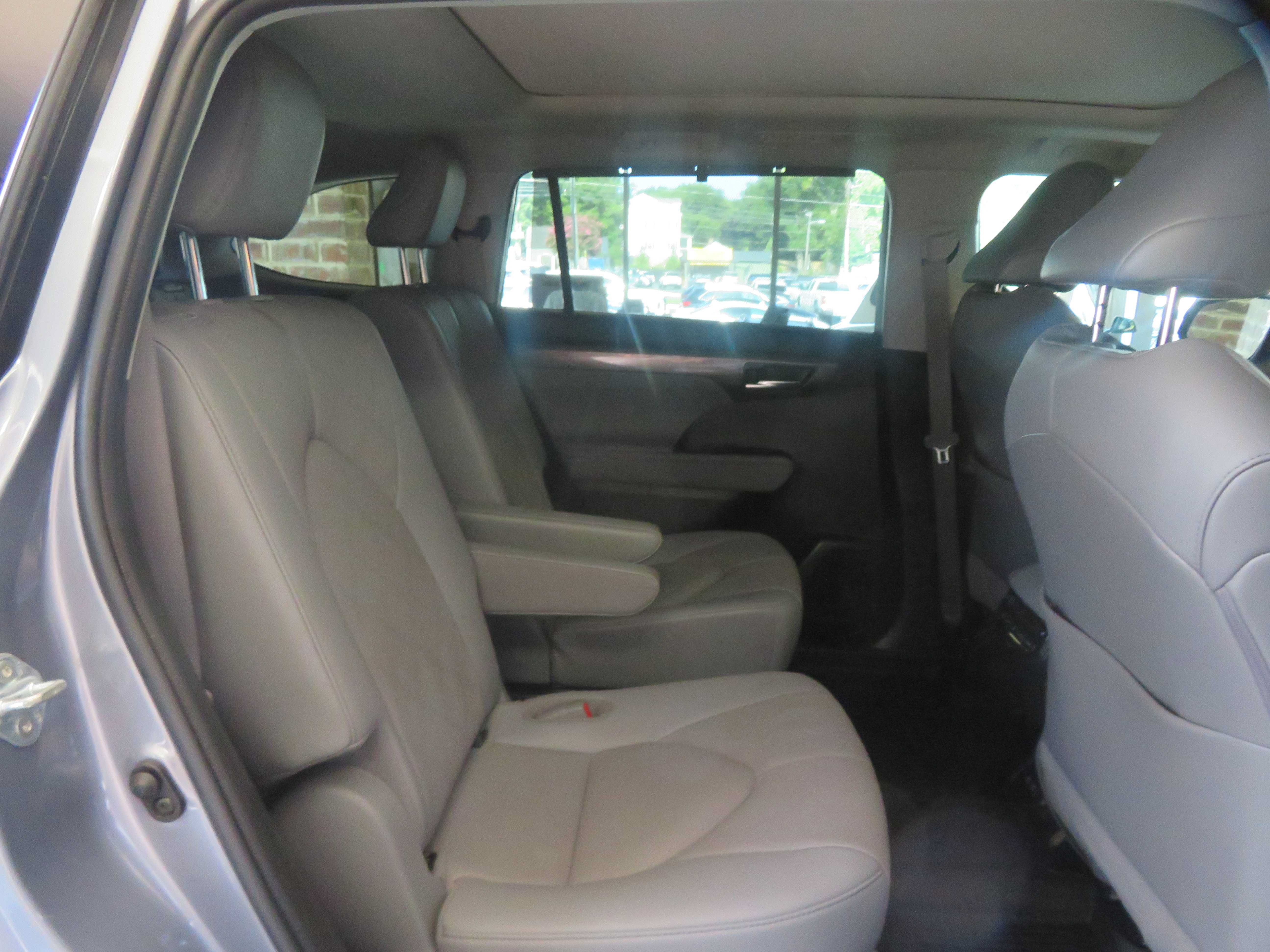 Used 2021 Toyota Highlander Platinum FWD image 26