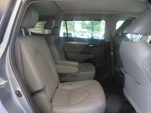 Used 2021 Toyota Highlander Platinum FWD image 26