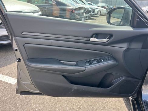 Used 2025 Nissan Altima 2.5 SV image 18