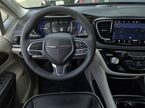 Used 2022 Chrysler Pacifica Limited w/ Uconnect Theater Family Group image 16