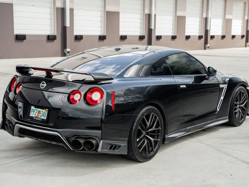 Used 2017 Nissan GT-R Premium image 8