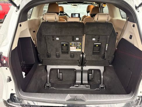 Used 2022 Toyota Sienna Limited image 32