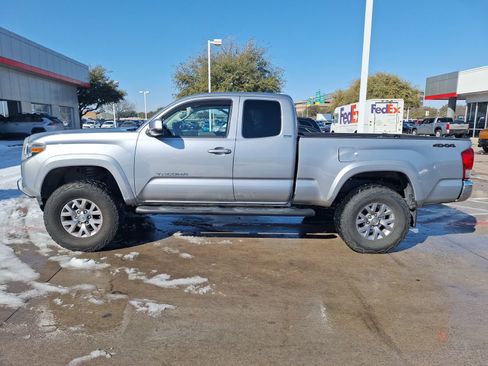 Used 2017 Toyota Tacoma SR5 image 3