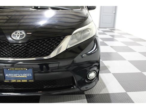 Used 2017 Toyota Sienna SE image 8