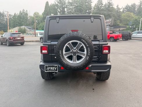 Used 2019 Jeep Wrangler Unlimited Sahara w/ Uconnect 4C Nav & Sound Group AWD/4WD image 4