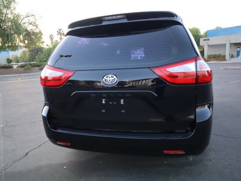Used 2015 Toyota Sienna L image 10