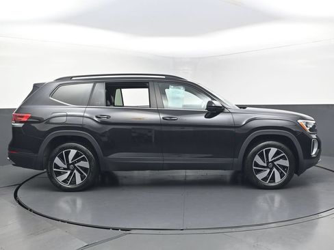 Used 2024 Volkswagen Atlas SE w/ Panoramic Sunroof Package FWD image 6