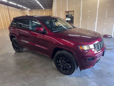 Used 2022 Jeep Grand Cherokee Laredo X image 2
