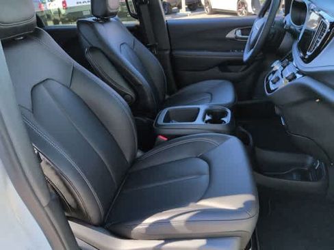 New 2026 Chrysler Pacifica Select FWD image 26