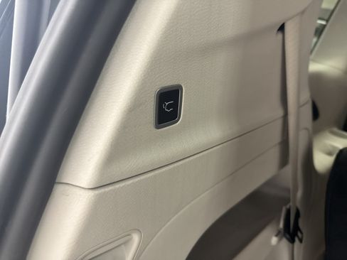 Used 2024 Chrysler Pacifica Touring-L FWD image 37