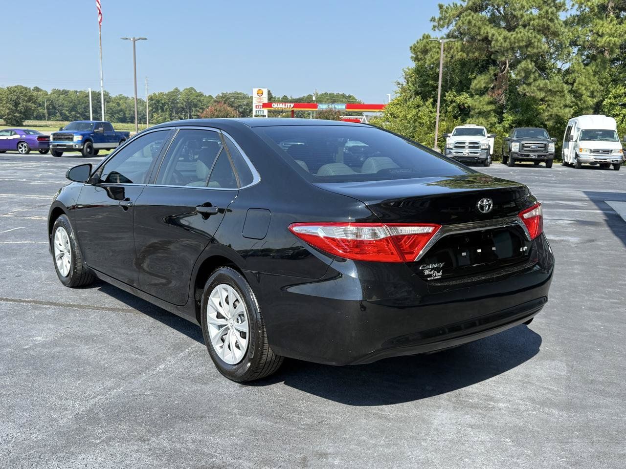 Used 2017 Toyota Camry LE FWD image 3
