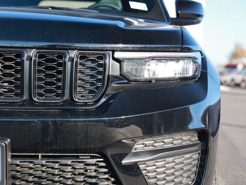 New 2025 Jeep Grand Cherokee Altitude image 5