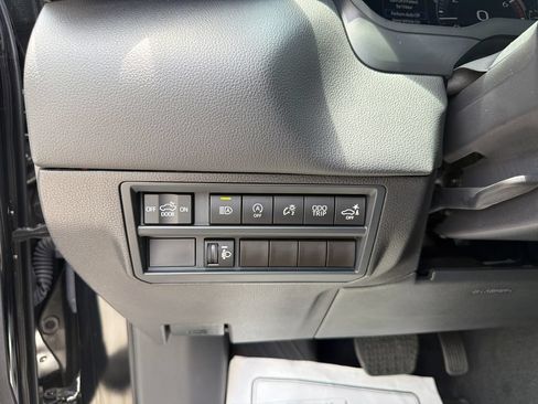Used 2025 Toyota Tundra Limited AWD/4WD image 39