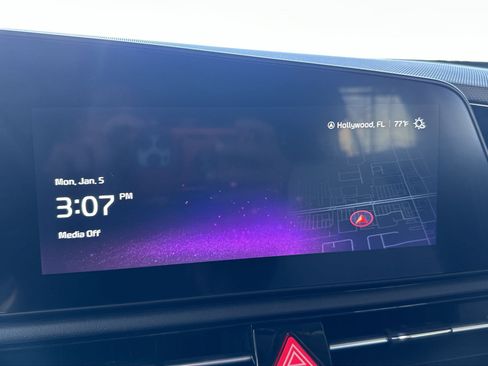 Certified 2024 Kia Niro SX image 12