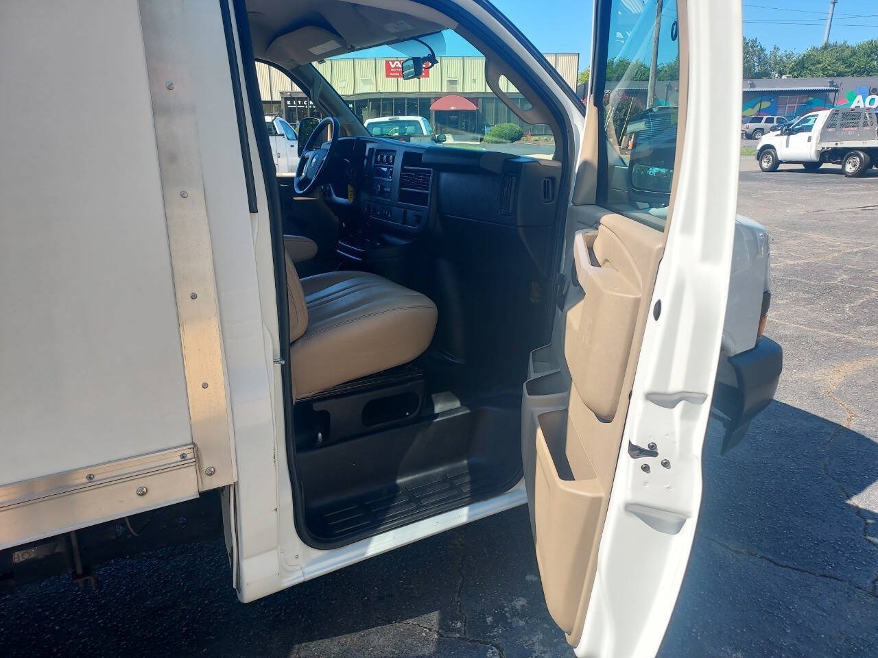 Used 2019 Chevrolet Express 3500 w/ Driver Convenience Package RWD image 15