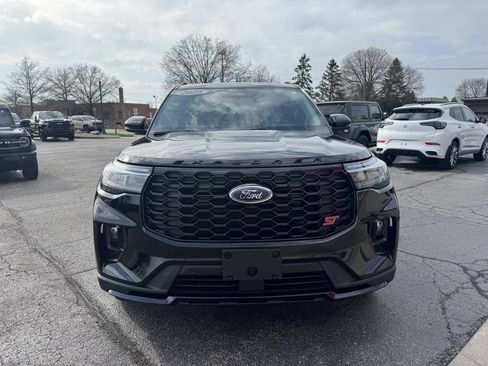 Used 2025 Ford Explorer ST image 4