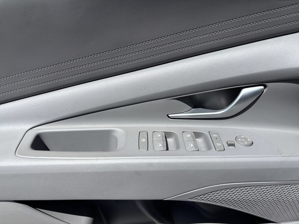 Used 2025 Hyundai Elantra SE FWD image 23