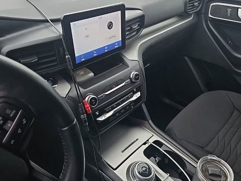 Used 2020 Ford Explorer XLT image 2