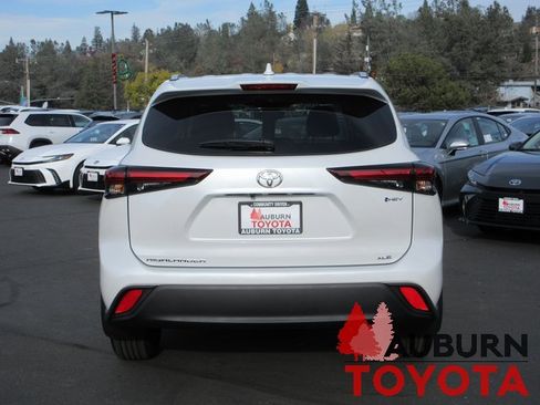 New 2026 Toyota Highlander XLE image 3