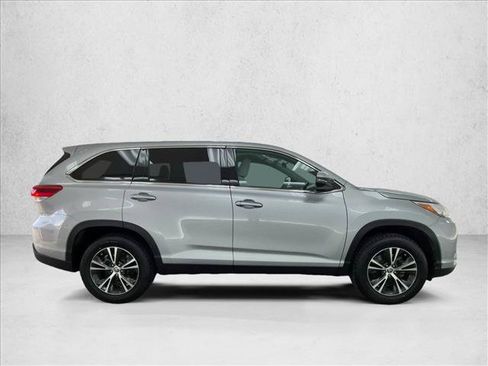 Used 2019 Toyota Highlander LE FWD image 4
