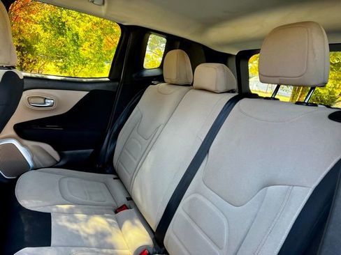 Used 2019 Jeep Renegade Latitude w/ UConnect 8.4 Nav Group image 19