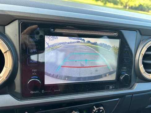 Used 2017 Toyota Tacoma TRD Sport AWD/4WD image 25
