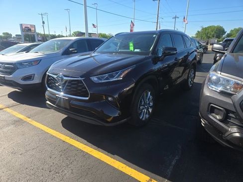 Used 2021 Toyota Highlander Limited AWD/4WD image 3