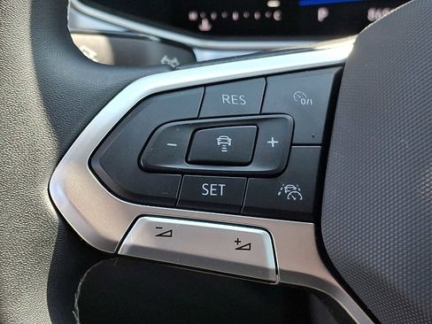 Used 2025 Volkswagen Taos SE image 17