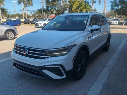 Used 2023 Volkswagen Tiguan SE w/ Panoramic Sunroof Package image 3