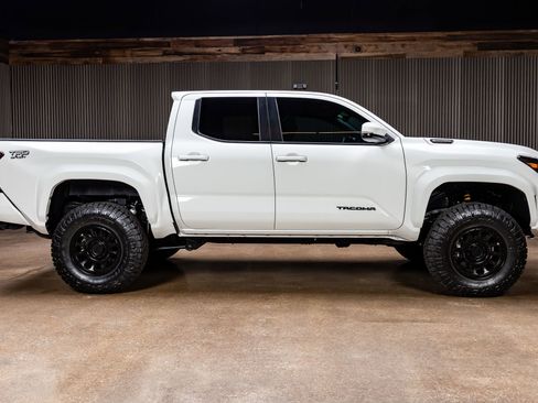Used 2024 Toyota Tacoma TRD Sport image 11