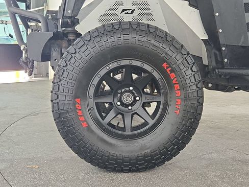 Used 2017 Jeep Wrangler Unlimited Rubicon w/ Connectivity Group AWD/4WD image 34