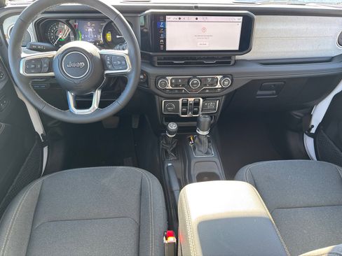 Used 2025 Jeep Wrangler Sahara image 21