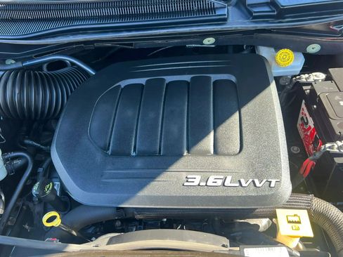 Used 2016 Chrysler Town & Country Touring w/ Driver Convenience Group FWD image 35