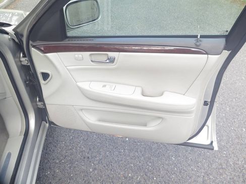 Used 2009 Cadillac DTS w/ Trunk Convenience Package FWD image 23