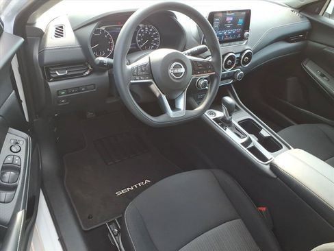 Used 2025 Nissan Sentra SV FWD image 17