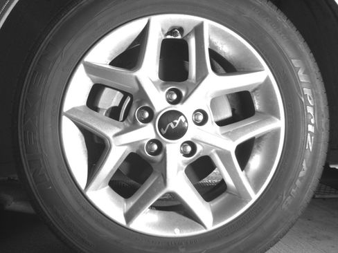 Used 2025 Kia Soul LX w/ LX Technology Package FWD image 12