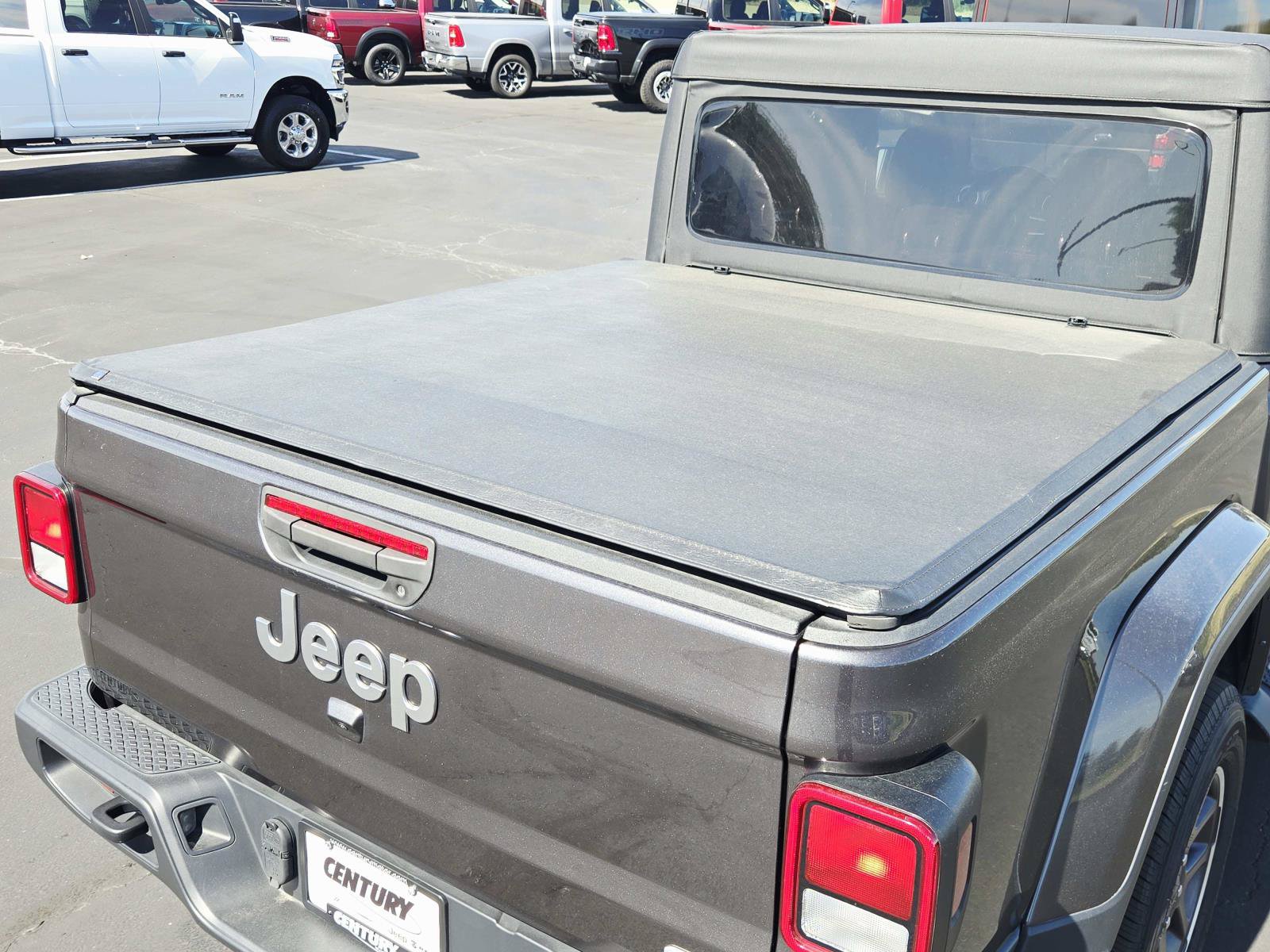 Used 2022 Jeep Gladiator Overland w/ Trailer Tow Package AWD/4WD image 17