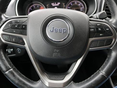 Used 2019 Jeep Cherokee Latitude Plus w/ Comfort/Convenience Group image 20