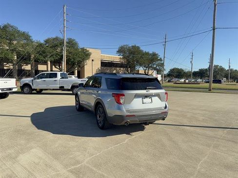 Used 2021 Ford Explorer XLT w/ Equipment Group 202A image 5