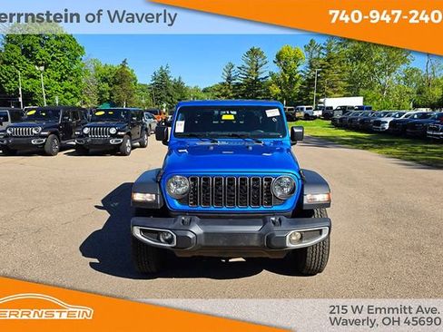 Used 2024 Jeep Gladiator Sport AWD/4WD image 2
