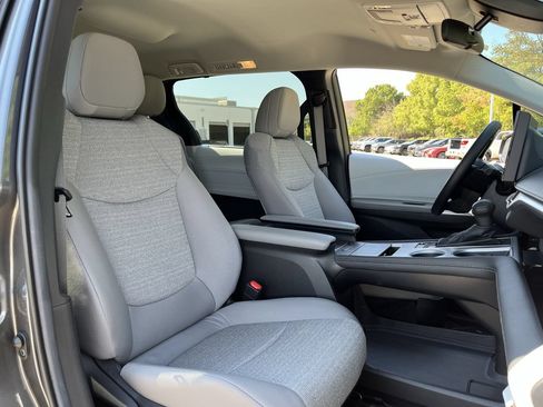 Used 2025 Toyota Sienna LE FWD image 24