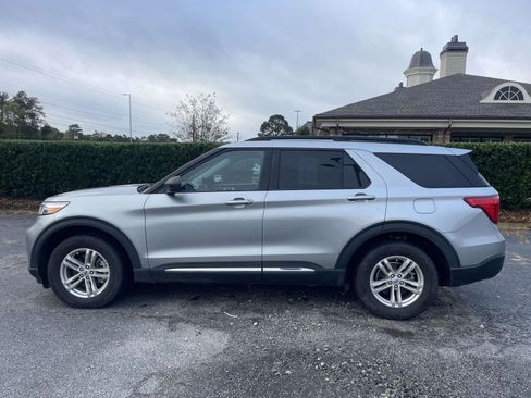Used 2022 Ford Explorer XLT image 28