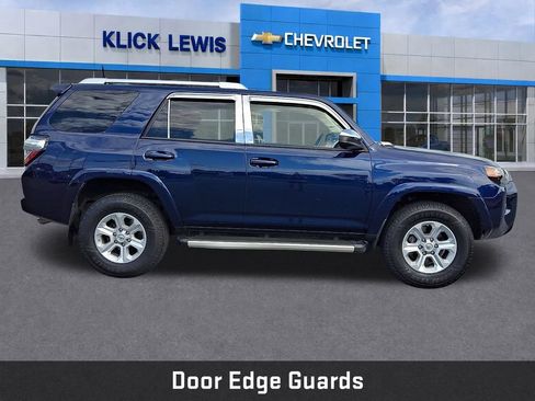 Used 2018 Toyota 4Runner SR5 AWD/4WD image 9